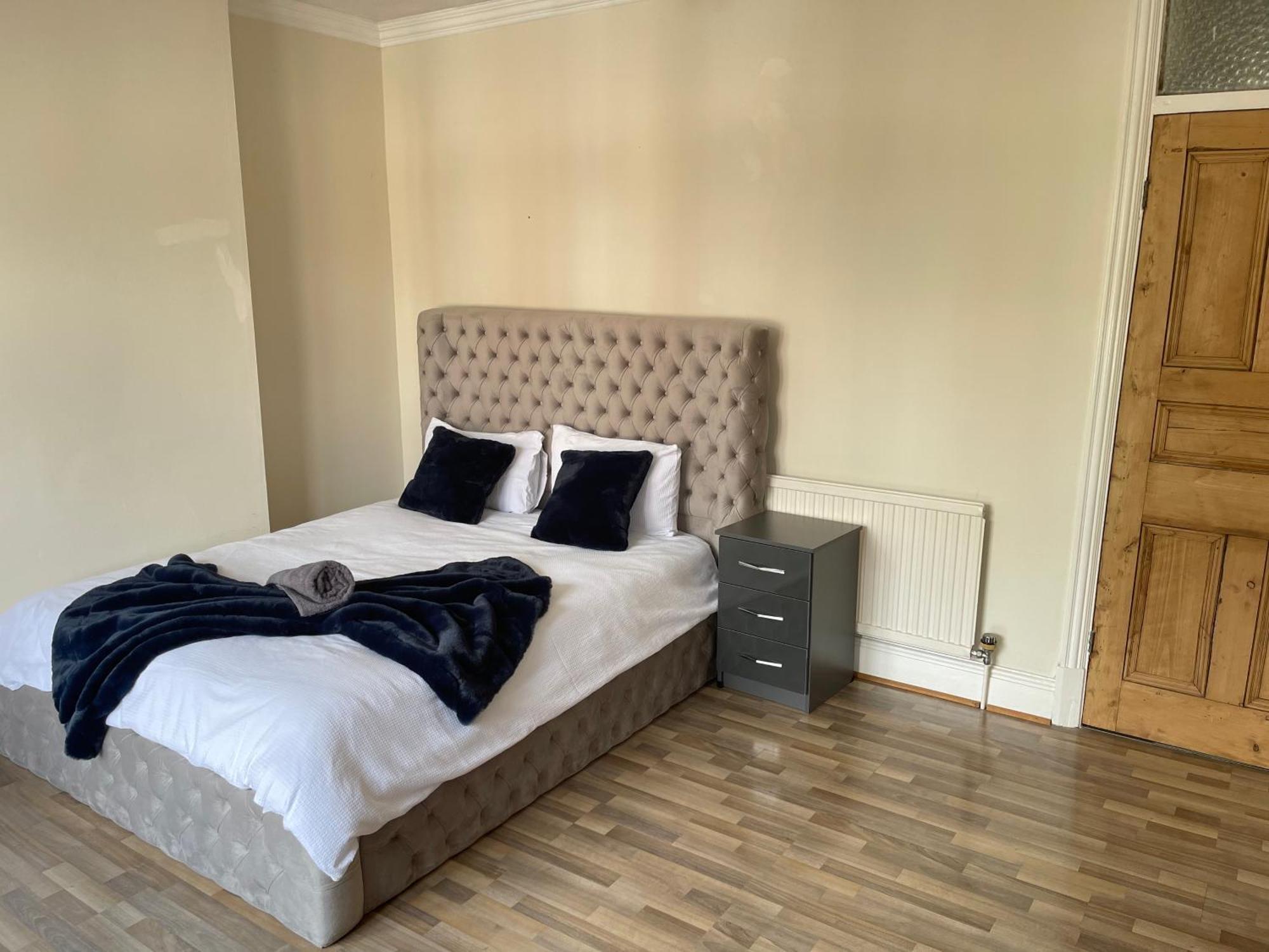 Villa Hometel Digs Hidden Mansion Sleeps 15 Leicester