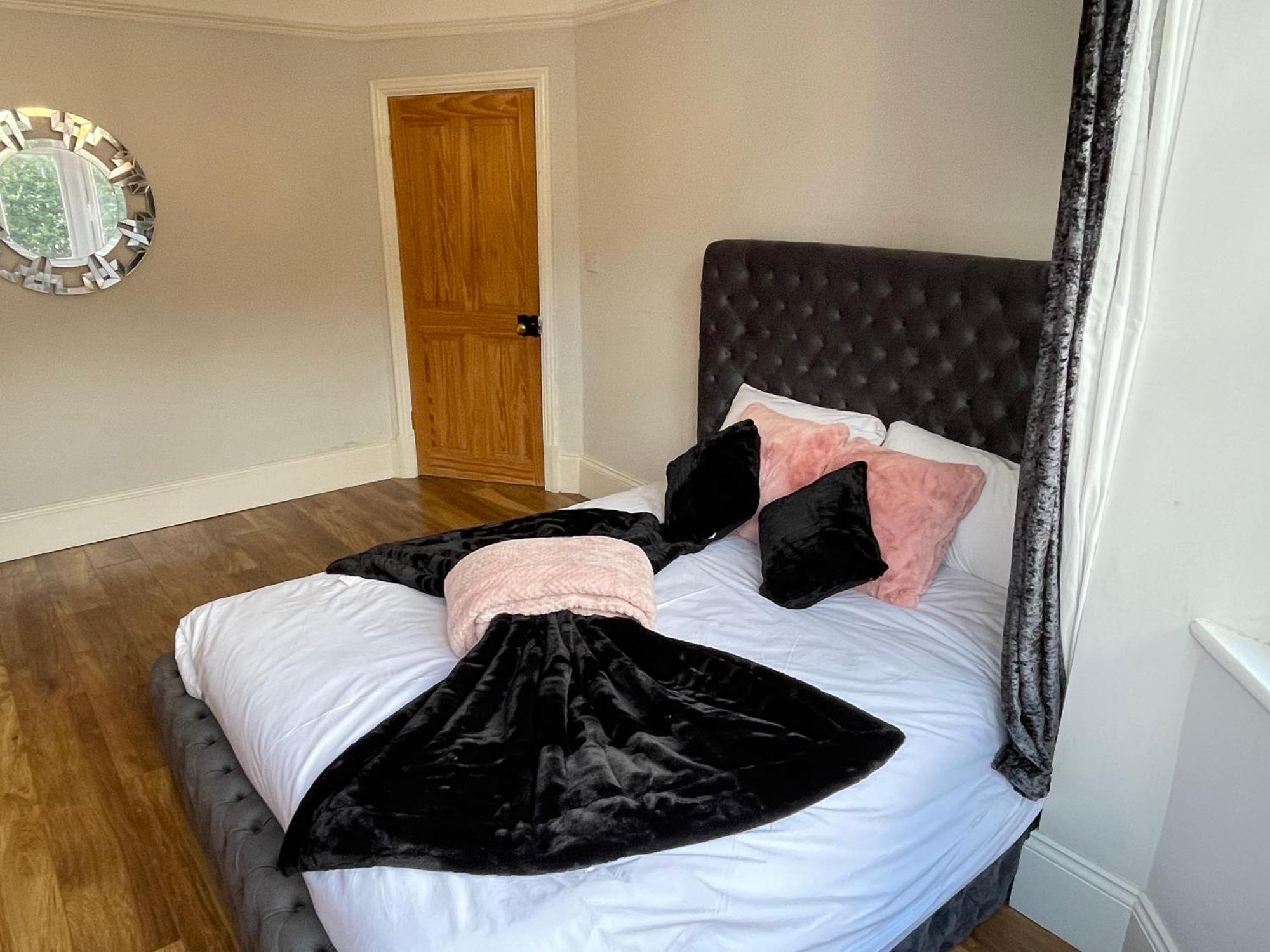 Hometel Digs Hidden Mansion Sleeps 15